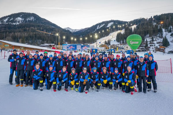 USC Flachau - Weltcup-Team mit neuen Skianz&uuml;gen